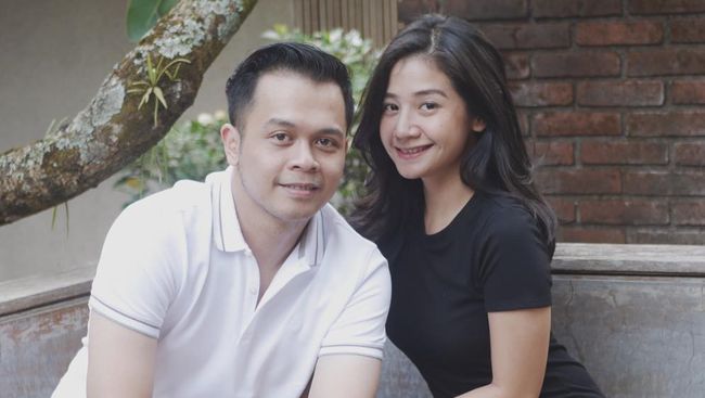 Clerence Cynthia Audrey, istri dari dummer NOAH Rio Alief, meninggal dunia karena kanker yang dideritanya.