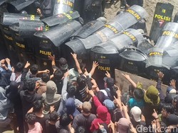 Eksekusi Lahan Sengketa di Enrekang Ricuh, Warga Lempar Batu-Balok ke Polisi