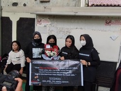 Buket Bunga untuk Bharada E dari Para Pendukung