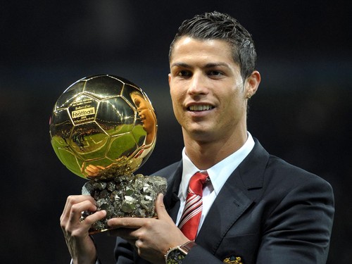 Manchester United's Portuguese midfielder Cristiano Ronaldo poses with the Ballon D'or trophy before their UEFA Champions league group E football match against Aalborg at Old Trafford in Manchester, north-west England on December 10 2008. AFP PHOTO/A