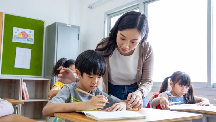 Ilustrasi Guru dan Siswa SD Portrait of Asian elementary school kids studying in a classroom. The girl smiled and looked at the camera. His classroom diversity