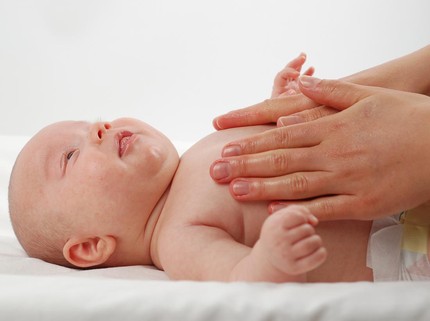 10 Cara Mengatasi Perut Kembung pada Bayi