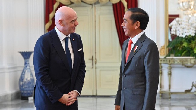 Presiden FIFA Gianni Infantino mengaku memiliki 'utang' kepada masyarakat Indonesia yang dianggap sebagai negara sepak bola.