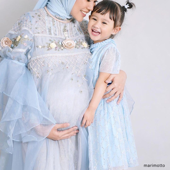 <p>Dalam photoshoot ini, tak tampak Kartika tengah menahan kontraksi ya Bunda. Ia tampak bahagia berpose bersama putrinya Khalisa Aghni Bahira yang lahir pada 18 Oktober 2019. (Foto: instagram @kartikaputriworld/@marimotto.studio)</p>