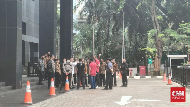 Kantor PSSI di GBK Arena, Senayan, Jakarta, dijaga satuan TNI berseragam batik untuk menyambut kedatangan Presiden FIFA Gianni Infantino.