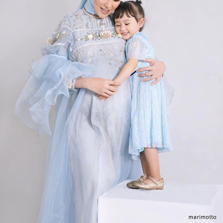 <p>“MasyaALLAH tabarakALLAH.. Ini photoshoot udah kontraksi kirain kontraksi palsu ternyata beneran.. pas jadi belum sempet post udah brojol baby Khadeejah Aaliyah Basira.." tulis Kartika dalam unggahan instagramnya. Kartika dan putrinya tampil cantik dan kompak dengan baju yang senada. (Foto: instagram @kartikaputriworld/@marimotto.studio)</p>