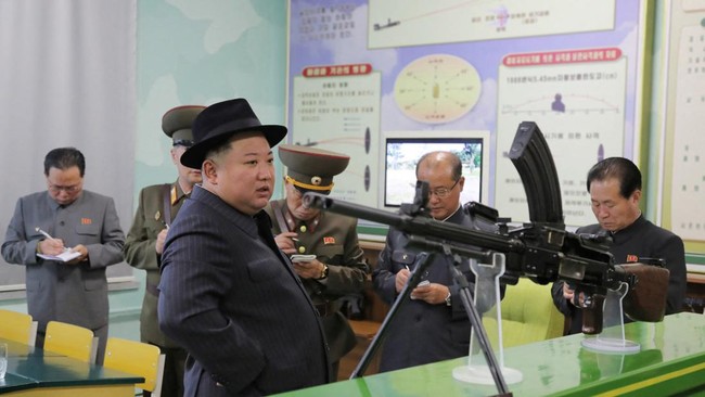Korea Utara diduga diam-diam memasok senjata bagi Rusia melalui kereta api guna membantu Moskow melancarkan invasi ke Ukraina.