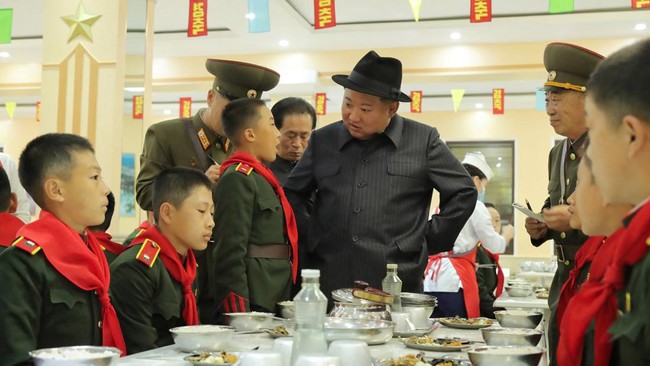 Kim Jong Un mengunjungi sekolah asrama yatim piatu di Korea Utara, di mana ia menyerukan untuk menghancurkan Amerika Serikat.