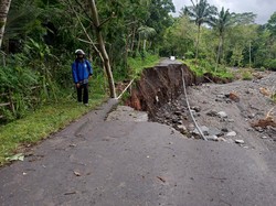 6 Ruas Jalan di Karangasem Jebol Tergerus Air Hujan