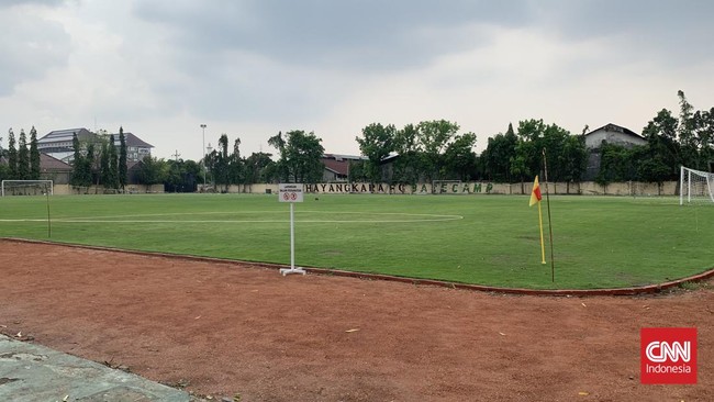 Rekonstruksi tidak dilakukan di tempat kejadian perkara di Stadion Kanjuruhan, Malang tetapi di lapangan sepak bola Mapolda Jatim di Surabaya.