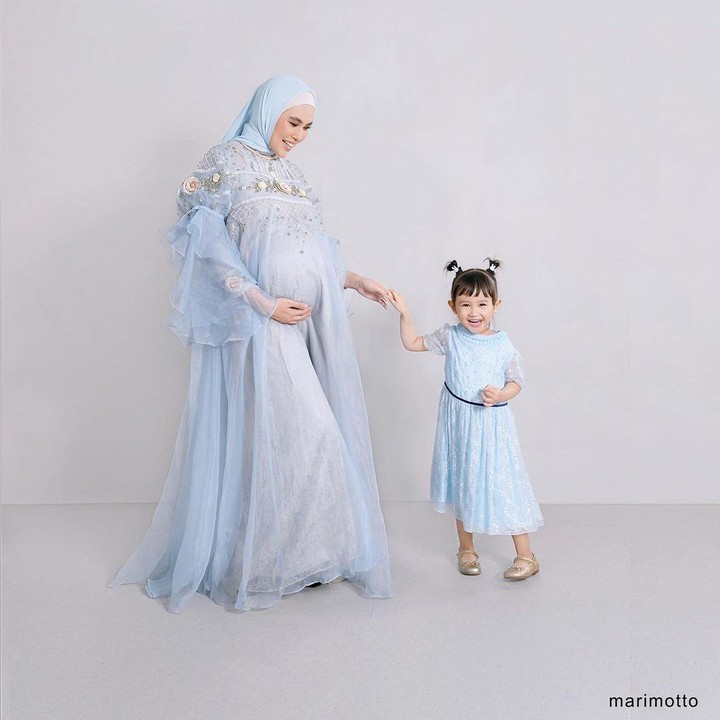 <p>Kartika Putri baru saja melahirkan anak keduanya dari Habib Usman bin Yahya pada 13 Oktober 2022. Persalinan keduanya ini kembali ia jalani di rumah melalui proses normal. Ternyata, Kartika sudah merasakan kontraksi kala menjalani pemotretan bersama sang putri pertamanya, Khalisa Aghnia Bahira . (Foto: instagram @kartikaputriworld/@marimotto.studio)</p>