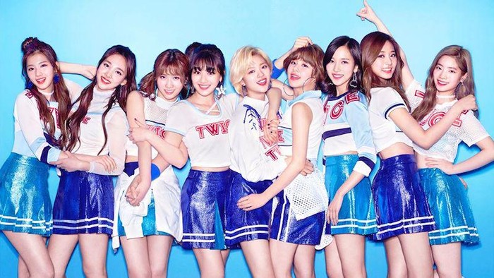 Mengembangkan karier lebih luas, TWICE memulai debut di Jepang pada 28 Juni 2017. Girl group yang juga memiliki 3 member asal Jepang ini merilis album bertajuk #TWICE untuk debutnya di negeri sakura./ Foto: soompi.com