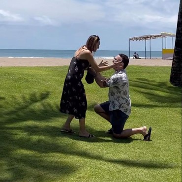 7 Momen Bahagia Dewi Rezer Dilamar Kekasih Bule Usai 6 Tahun Menjanda