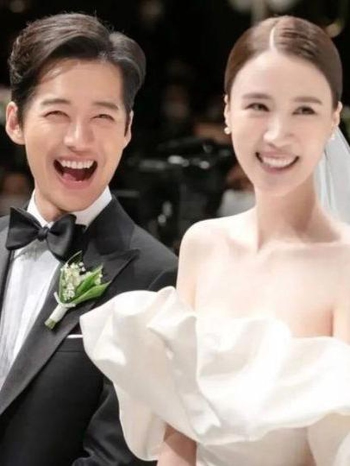 Aktor Nam Goong Min resmi menikah dengan aktris Jin Ahreum pada tanggal 7 Oktober 2022 lalu setelah 7 tahun berpacaran./ foto: instagram.com/hoeam3