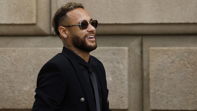 Luis Enrique mulai menancapkan tangan besinya di Paris Saint Germain. Ia diklaim ingin membuang lima pemain bintang, termasuk Neymar yang mulai bertingkah.