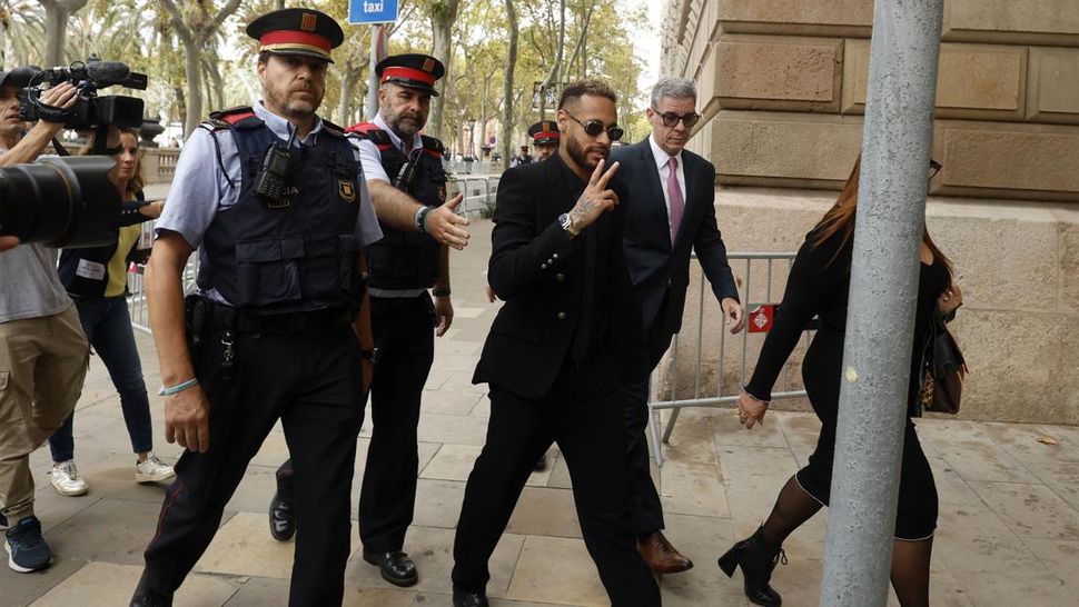 FOTO: Neymar Hadiri Sidang Dugaan Korupsi di Barcelona