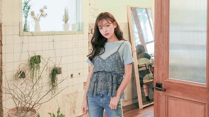 Manipulasi Usia dengan 7 Ide Padu Padan Kaus Polos Agar Lebih Modis dan Awet Muda