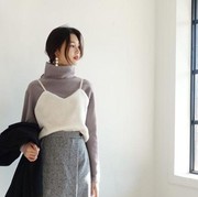 7 OOTD Tampil Classy dengan Turtleneck Top, Cocok Dipakai Saat Musim Hujan