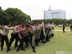 Aparat Gabungan Simulasi Pengamanan Pilkades Serentak di Bojonegoro