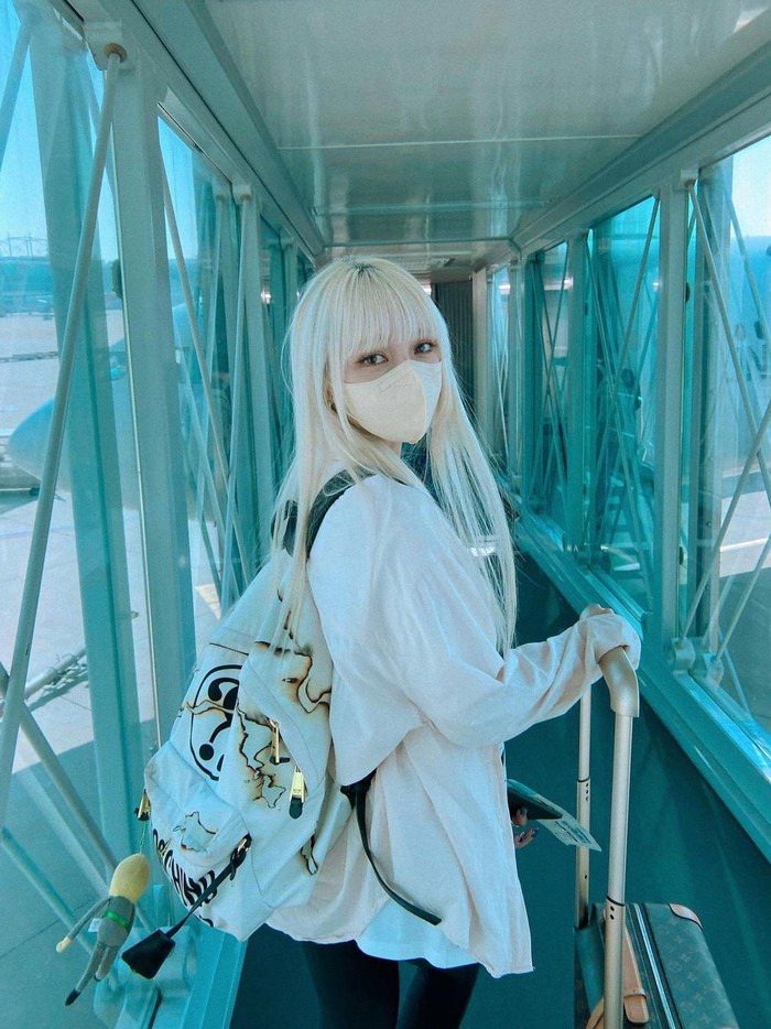 Berpose di bandara, PONY menjelaskan jika ia datang dua hari lebih cepat ke Jakarta karena tak sabar untuk menyapa para penggemarnya./ Foto: instagram.com/ponysmakeup