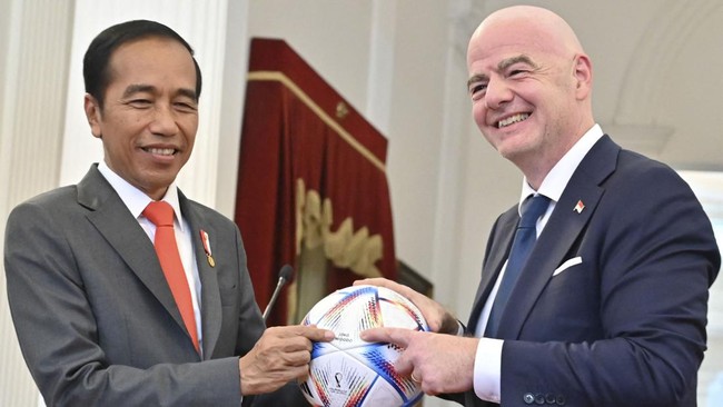 Presiden RI Joko Widodo menjelaskan soal ketiadaan perwakilan PSSI ketika Presiden FIFA Gianni Infantino bertamu ke Istana Merdeka, Selasa (18/10) siang.