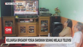 VIDEO: Keluarga Brigadir Yosua Saksikan Sidang Melalui Televisi