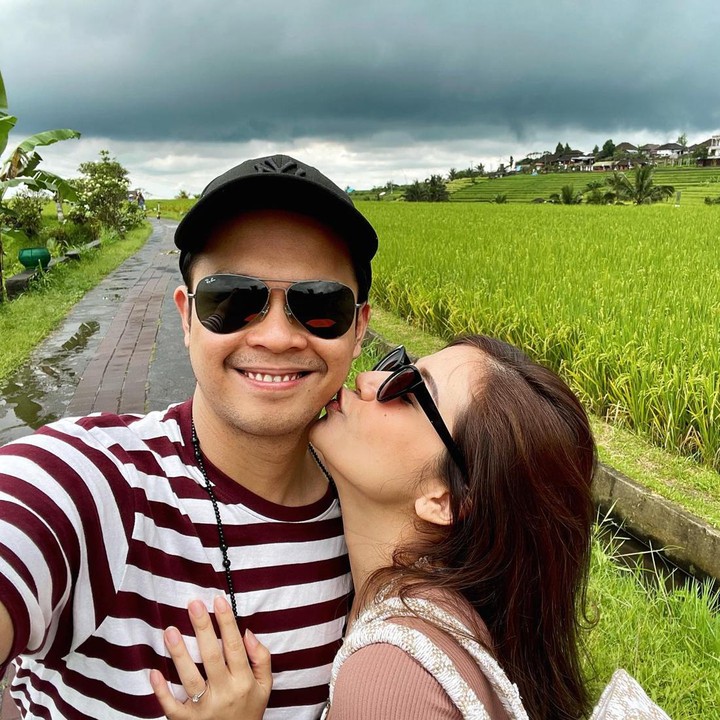 <p>Rio Alief dan Clerence juga sering meluangkan waktu di sela-sela kesibukan mereka dengan pergi berlibur, Bunda. Ketika mengantar istri tercinta untuk yang terakhir kali, Rio tak lupa meminta doa untuk Clerence. "Ini berat banget buat saya. Jadi, sekali lagi mohon dimaafkan, diikhlaskan, mudah-mudahan almarhumah tenang di sana," tuturnya, dikutip dari <em>detikcom.</em> (Foto: Instagram @clerence.ca)</p>