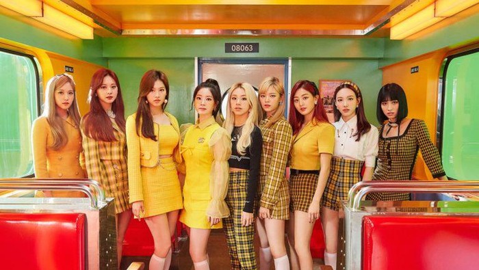 Selalu mencoba konsep baru dengan mempertahankan warna grup, TWICE mencoba konsep retro nan menyegarkan pada comeback I Can't Stop Me yang terdapat pada full album kedua Eyes Wide Open rilisan tahun 2020./ Foto: soompi.com