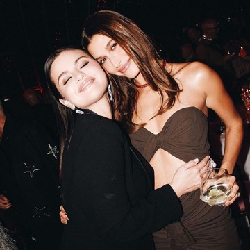 Plot Twist, Selena Gomez dan Hailey Bieber Pertama Kali Foto Akrab Berdua di Acara Bergengsi! Tanda Sudah Baikan?