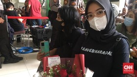 Beri Semangat, Simpatisan Bharada E Bawa Bunga ke PN Jaksel