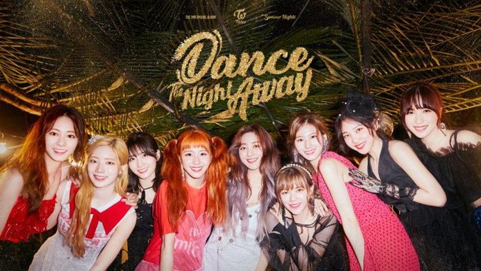 Sepanjang karirnya TWICE juga dikenal sebagai ikon comeback musim panas. Salah satu comeback musim panas legendaris dari TWICE adalah era Dance the Night Away di album Summer Nights pada 2018./ Foto: soompi.com