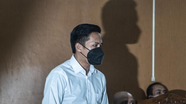 Bharada E dan Kuat Ma'ruf Saling Bersaksi di PN Jaksel HarI Ini Bharada E akan duduk sebagai terdakwa kasus pembunuhan Brigadir J dengan saksi Kuat Ma'ruf. Setelah itu, Kuat duduk sebagai terdakwa dengan saksi Bharada E.