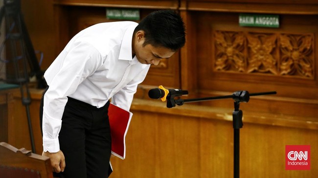 Sambil menitikkan air mata, Bharada Richard Eliezer mengatakan menyesali perbuatannya terhadap Brigadir Yosua, rekannya sesama ajudan Sambo.
