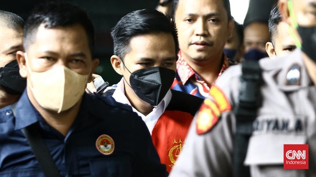 Orang tua Bharada E menjenguknya di Rutan Bareskrim Polri usai vonis 1,5 tahun bui dalam perkara pembunuhan Brigadir J berkekuatan hukum tetap.