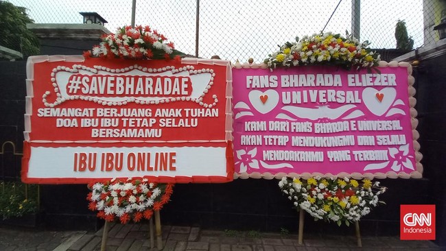 Bharada E menjalani sidang perdana pembunuhan Brigadir J hari ini. Karangan bunga bentuk dukungan terhadap Bharada E berjejer di PN Jakarta Selatan. 