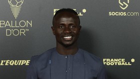Viral Sadio Mane Baca Al Quran di Atas Pesawat