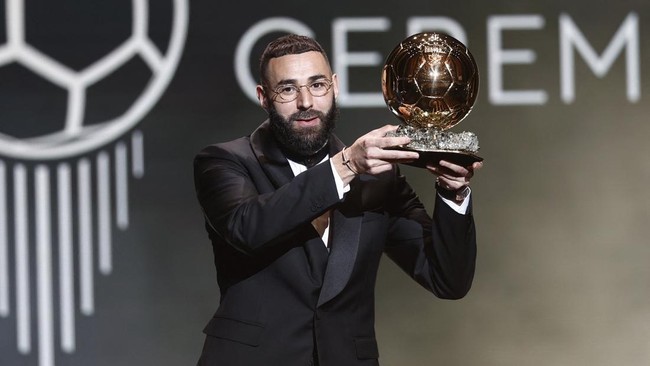 Dalam pernyataannya di atas panggung Benzema mengaku bangga meraih penghargaan Ballon d'Or 2022 dan bawa-bawa nama Ronaldo.