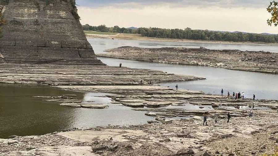 Penampakan Sungai Mississipi yang mengalami kekeringan.