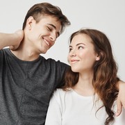 Tanda-tanda Seseorang Suka sama Kamu, Coba Cek Dulu Gelagat Orang Lagi Jatuh Cinta di Sini!