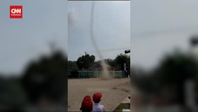 VIDEO: Penampakan Tornado Kecil di SD Bekasi, Siswa Berlarian