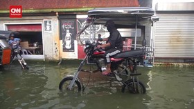VIDEO: Cara Cerdik Ojek Motor di Filipina Hadapi Banjir 30 cm