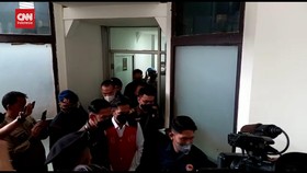 VIDEO: Bharada E Tiba di PN Jaksel Pakai Rompi Tahanan Tangan Diborgol