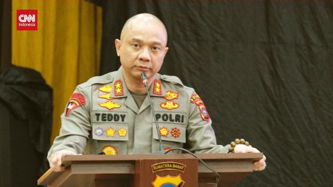 Mantan Kapolda Sumbar Teddy Minahasa terseret dugaan menjadi pengendali penjualan narkoba seberat lima kilogram.