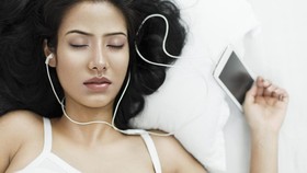 Hati-hati, Tidur Pakai Earphone Bisa Rusak Pendengaran