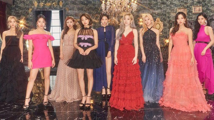 TWICE terus menunjukkan sisi lebih dewasa dan elegan pada setiap comeback terbaru, seperti halnya tampilan menawan ala putri kerajaan di era Feel Special pada tahun 2019 yang sukses membuat penggemar terpesona./ Foto: soompi.com