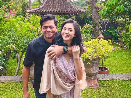 Surya Insomnia Akui Sempat Kaget saat Tahu Gaji Istri sebagai Pramugari Lebih Besar