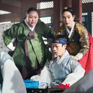 Kim Hye Soo 'Kesulitan' Mendidik Para Pangeran Pembuat Onar di Drakor Sageuk Terbaru, Under The Queen's Umbrella