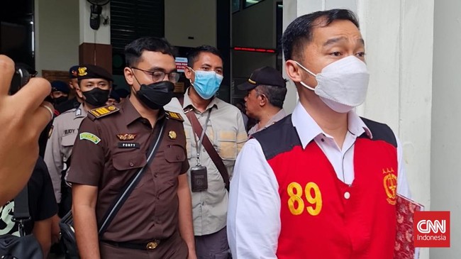 Mantan Wakaden B Biro Paminal Propam Polri Arif Rachman Arifin divonis pidana penjara selama 10 bulan dan denda Rp10 juta subsider penjara 3 bulan.