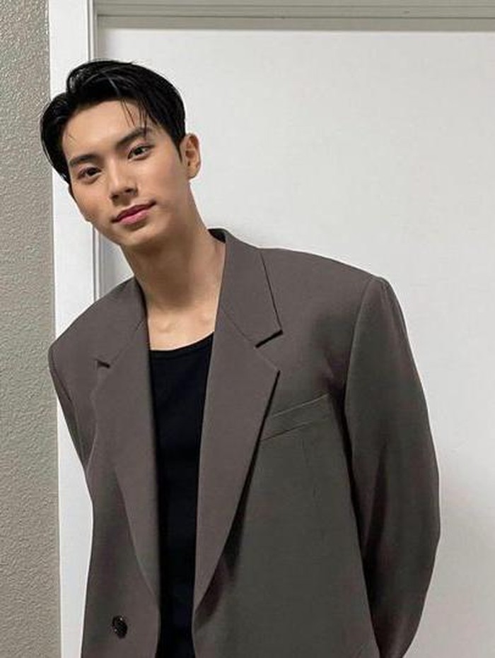 Akhir-akhir ini nama Lee Chaemin semakin dikenal oleh penggemar K-Pop, semenjak dirinya resmi menjadi MC KBS Music Bank, berpasangan dengan Jang Wonyoung 'IVE'./ foto: instagram.com/l.c.m___