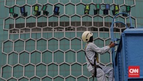 FOTO: Aksi Pekerja Rope Access Peduli Pekerja Indonesia